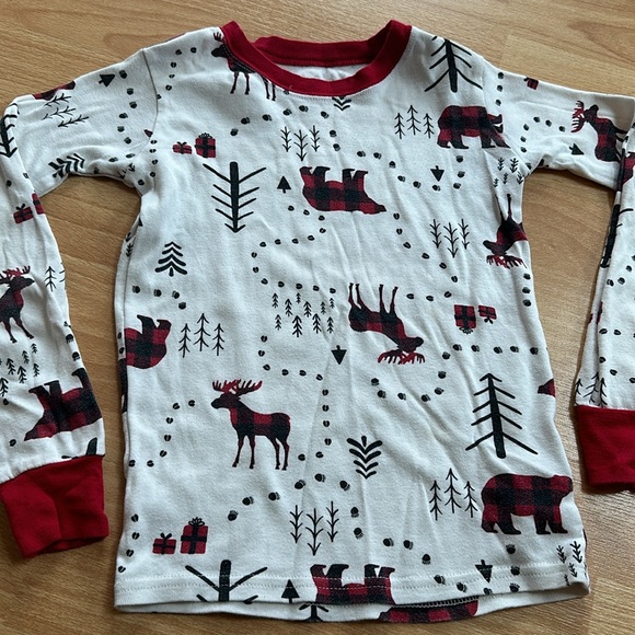 8/$25 The Children's Place Moose and Bear Festive Winter Pajama Top Kids Size 6 - Picture 3 of 9